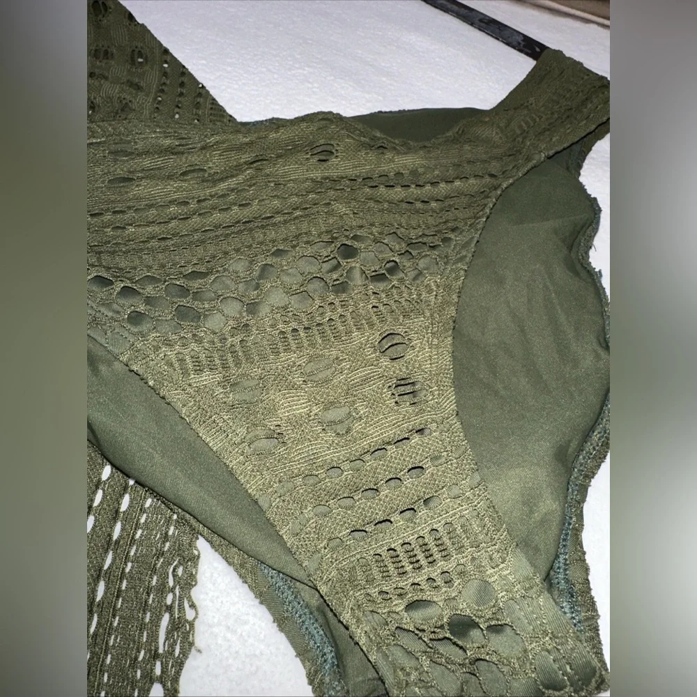 Women’s 2 Piece Swimsuit Bikini Size 12 crochet army green flawy top - Picture 5 of 13